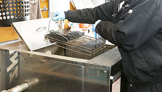 製品を超音波温水洗浄(写真左)で不純物や油脂の除去を行います。